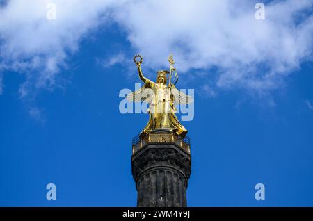 Siegessaule o colonna della Vittoria con statua dorata a Berlino, Germania. Nuvole che passano dietro il monumento. Il principale luogo turistico e le attrazioni turistiche della città. Foto Stock