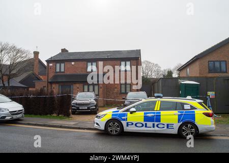 Beaconsfield, Buckinghamshire, Regno Unito. 24 febbraio 2024. La Major Crime Unit della polizia di Thames Valley ha avviato un'indagine per omicidio nella ricca cittadina pendolare di Beaconsfield, nel Buckinghamshire. Gli agenti sono stati chiamati ieri alle 6:20, a Seeleys Road a Beaconsfield, nel Buckinghamshire. Purtroppo una donna di quarant'anni è stata trovata gravemente ferita e dichiarata morta sulla scena. I suoi parenti più prossimi sono stati informati e sono supportati da ufficiali appositamente addestrati. Un uomo di 39 anni di Beaconsfield e' stato arrestato con l'accusa di omicidio e rimane sotto custodia della polizia. Pol Foto Stock