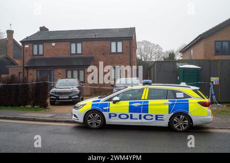 Beaconsfield, Buckinghamshire, Regno Unito. 24 febbraio 2024. La Major Crime Unit della polizia di Thames Valley ha avviato un'indagine per omicidio nella ricca cittadina pendolare di Beaconsfield, nel Buckinghamshire. Gli agenti sono stati chiamati ieri alle 6:20, a Seeleys Road a Beaconsfield, nel Buckinghamshire. Purtroppo una donna di quarant'anni è stata trovata gravemente ferita e dichiarata morta sulla scena. I suoi parenti più prossimi sono stati informati e sono supportati da ufficiali appositamente addestrati. Un uomo di 39 anni di Beaconsfield e' stato arrestato con l'accusa di omicidio e rimane sotto custodia della polizia. Pol Foto Stock