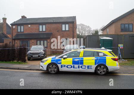 Beaconsfield, Buckinghamshire, Regno Unito. 24 febbraio 2024. La Major Crime Unit della polizia di Thames Valley ha avviato un'indagine per omicidio nella ricca cittadina pendolare di Beaconsfield, nel Buckinghamshire. Gli agenti sono stati chiamati ieri alle 6:20, a Seeleys Road a Beaconsfield, nel Buckinghamshire. Purtroppo una donna di quarant'anni è stata trovata gravemente ferita e dichiarata morta sulla scena. I suoi parenti più prossimi sono stati informati e sono supportati da ufficiali appositamente addestrati. Un uomo di 39 anni di Beaconsfield e' stato arrestato con l'accusa di omicidio e rimane sotto custodia della polizia. Pol Foto Stock