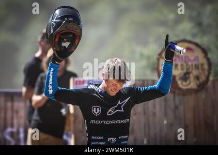 Maydena, Tasmania, Australia. 24 febbraio 2024. MAYDENA, AUSTRALIA - 24 FEBBRAIO: Ronan Dunne d'Irlanda celebra la sua vittoria al Red Bull Hardline Tasmania il 24 febbraio 2024 a Maydena, Australia. (Credit Image: © Chris Putnam/ZUMA Press Wire) SOLO PER USO EDITORIALE! Non per USO commerciale! Foto Stock