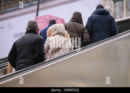 Düsseldorf 24.02.2024 flinger Straße U-Bahnstation Haltestelle Heinrich-Heine-Allee Rolltreppe Einkaufsstrasse Einkaufsstraße inflazione Shoppingmeile Einkaufsmeile Einkaufen Einzelhandel Fussgängerzone Einkaufsbummel Einkaufstaschen Einkaufstasche Einkaufstraße Einkaufstrasse Bürgergeld Altstadt Wetter Regen Regenwetter Regenfront Unwetter Tiefdruckgebiet Klimawandel Platzregen Schneeregen Regenschirm Düsseldorf Nordrhein-Westfalen Deutschland *** Düsseldorf 24 02 2024 Flinger Straße fermata della metropolitana Heinrich Heine Allee scala mobile via dello shopping via dello shopping via dello shopping Inflation shopping Mile Foto Stock