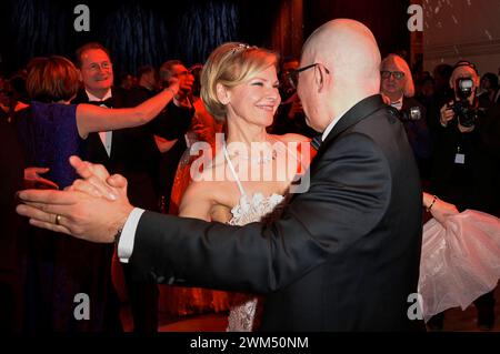 Andrea Kathrin Loewig mit Ehemann Andreas Thiele beim 16. SemperOpernball 2024 in der Semper Oper. Dresda, 23.02.2024 *** Andrea Kathrin Loewig con il marito Andreas Thiele al 16 SemperOperaball 2024 alla Semper Opera Dresda, 23 02 2024 foto:XF.xKernx/xFuturexImagex semperopernball 4326 Foto Stock