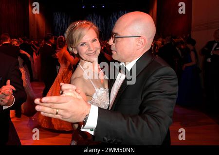 Andrea Kathrin Loewig mit Ehemann Andreas Thiele beim 16. SemperOpernball 2024 in der Semper Oper. Dresda, 23.02.2024 *** Andrea Kathrin Loewig con il marito Andreas Thiele al 16 SemperOperaball 2024 alla Semper Opera Dresda, 23 02 2024 foto:XF.xKernx/xFuturexImagex semperopernball 4324 Foto Stock