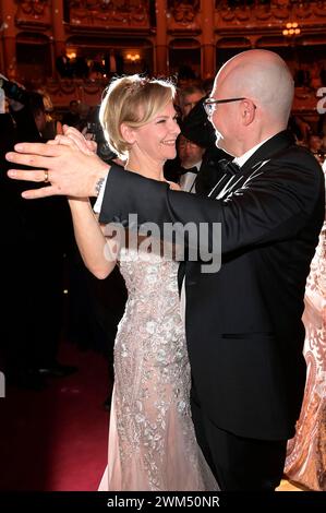 Andrea Kathrin Loewig mit Ehemann Andreas Thiele beim 16. SemperOpernball 2024 in der Semper Oper. Dresda, 23.02.2024 *** Andrea Kathrin Loewig con il marito Andreas Thiele al 16 SemperOperaball 2024 alla Semper Opera Dresda, 23 02 2024 foto:XF.xKernx/xFuturexImagex semperopernball 4322 Foto Stock