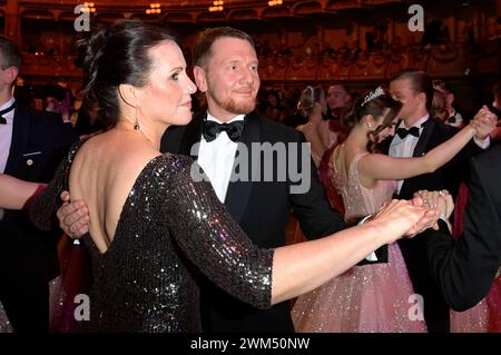 Michael Kretschmer mit Partnerin Annett Hofmann beim 16. SemperOpernball 2024 in der Semper Oper. Dresda, 23.02.2024 *** Michael Kretschmer con il partner Annett Hofmann al 16 SemperOperaball 2024 alla Semper Opera Dresda, 23 02 2024 foto:XF.xKernx/xFuturexImagex semperopernball 4328 Foto Stock