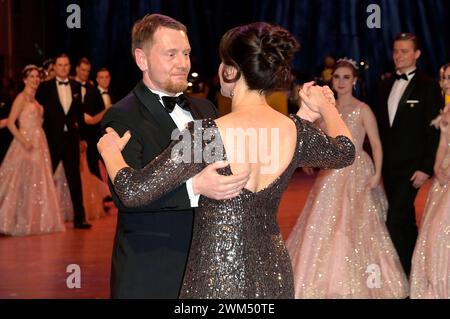 Michael Kretschmer mit Partnerin Annett Hofmann beim 16. SemperOpernball 2024 in der Semper Oper. Dresda, 23.02.2024 *** Michael Kretschmer con il partner Annett Hofmann al 16 SemperOperaball 2024 alla Semper Opera Dresda, 23 02 2024 foto:XF.xKernx/xFuturexImagex semperopernball 4330 Foto Stock