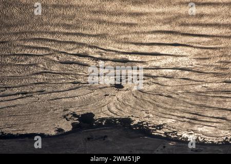 Vista aerea delle onde e di una spiaggia sulla costa meridionale dell'Islanda Foto Stock