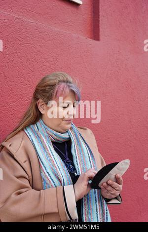 donna matura che tiene in mano sacchetti per ostomia per il recupero del cancro del colon. Giornata mondiale del cancro Foto Stock