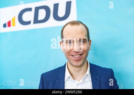 Amburgo, Germania. 24 febbraio 2024. Dennis Thering (CDU), presidente di stato del suo partito, si trova nella sala riunioni della conferenza del partito di stato della CDU di Amburgo dopo l'elezione del comitato esecutivo statale. Thering è stato eletto per altri due anni come presidente di stato della CDU di Amburgo. Credito: Axel Heimken/dpa/Alamy Live News Foto Stock