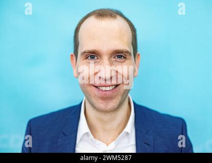 Amburgo, Germania. 24 febbraio 2024. Dennis Thering (CDU), presidente di stato del suo partito, si trova nella sala riunioni della conferenza del partito di stato della CDU di Amburgo dopo l'elezione del comitato esecutivo statale. Thering è stato eletto per altri due anni come presidente di stato della CDU di Amburgo. Credito: Axel Heimken/dpa/Alamy Live News Foto Stock