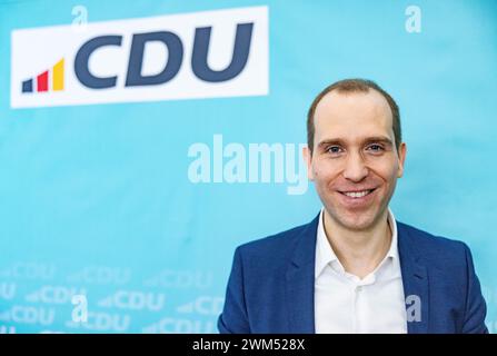 Amburgo, Germania. 24 febbraio 2024. Dennis Thering (CDU), presidente di stato del suo partito, si trova nella sala riunioni della conferenza del partito di stato della CDU di Amburgo dopo l'elezione del comitato esecutivo statale. Thering è stato eletto per altri due anni come presidente di stato della CDU di Amburgo. Credito: Axel Heimken/dpa/Alamy Live News Foto Stock