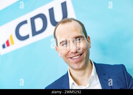 Amburgo, Germania. 24 febbraio 2024. Dennis Thering (CDU), presidente di stato del suo partito, si trova nella sala riunioni della conferenza del partito di stato della CDU di Amburgo dopo l'elezione del comitato esecutivo statale. Thering è stato eletto per altri due anni come presidente di stato della CDU di Amburgo. Credito: Axel Heimken/dpa/Alamy Live News Foto Stock