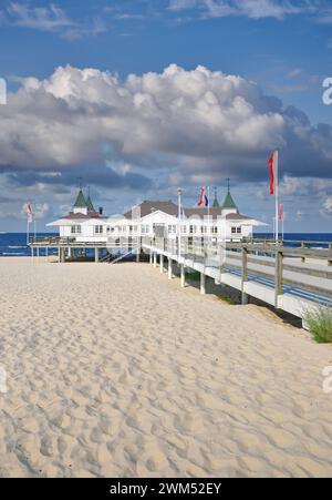 Spiaggia e molo di Ahlbeck sul mar baltico, Usedom, Meclemburgo-Vorpommern, Germania Foto Stock