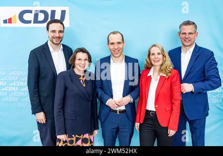 Amburgo, Germania. 24 febbraio 2024. Il neoeletto esecutivo statale della CDU Hamburg con Philipp Heißner (l-r), Anke Frieling, Dennis Thering, Natalie Hochheim e Christoph de Vries si trova nella sala riunioni della conferenza di partito di stato della CDU Hamburg. Thering è stato eletto per altri due anni come presidente di stato della CDU di Amburgo. Credito: Axel Heimken/dpa/Alamy Live News Foto Stock