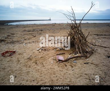 Driftwood sulla spiaggia di Roker a Sunderland è stato trasformato in un wigwam Foto Stock