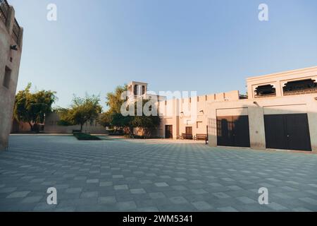 Vecchia Dubai. Strade arabe tradizionali nel quartiere storico di al Fahidi, al Bastakiya. Dubai, Emirati Arabi Uniti. Foto Stock