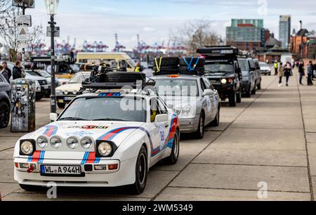 Amburgo, Germania. 24 febbraio 2024. I veicoli del rally "Baltic Sea Circle" iniziano al mercato ittico di Amburgo. Il rally di 7500 chilometri attraversa nove paesi in 16 giorni. La destinazione è Capo Nord, e le squadre sono attese ad Amburgo il 10 marzo 2024. Credito: Axel Heimken/dpa/Alamy Live News Foto Stock