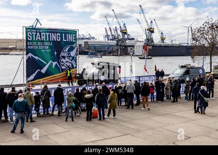 Amburgo, Germania. 24 febbraio 2024. I veicoli del rally "Baltic Sea Circle" iniziano al mercato ittico di Amburgo. Il rally di 7500 chilometri attraversa nove paesi in 16 giorni. La destinazione è Capo Nord, e le squadre sono attese ad Amburgo il 10 marzo 2024. Credito: Axel Heimken/dpa/Alamy Live News Foto Stock