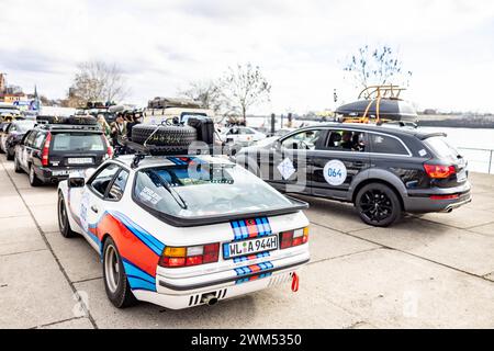 Amburgo, Germania. 24 febbraio 2024. I veicoli del rally "Baltic Sea Circle" iniziano al mercato ittico di Amburgo. Il rally di 7500 chilometri attraversa nove paesi in 16 giorni. La destinazione è Capo Nord, e le squadre sono attese ad Amburgo il 10 marzo 2024. Credito: Axel Heimken/dpa/Alamy Live News Foto Stock