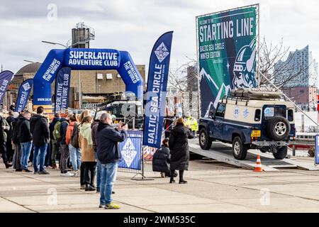 Amburgo, Germania. 24 febbraio 2024. I veicoli del rally "Baltic Sea Circle" iniziano al mercato ittico di Amburgo. Il rally di 7500 chilometri attraversa nove paesi in 16 giorni. La destinazione è Capo Nord, e le squadre sono attese ad Amburgo il 10 marzo 2024. Credito: Axel Heimken/dpa/Alamy Live News Foto Stock