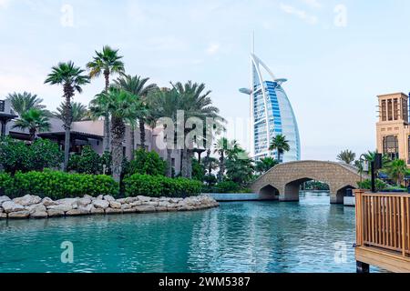 Dubai, Emirati Arabi Uniti. 29 novembre 2022.: Madinat Jumeirah con sullo sfondo il Burj al Arab, Dubai, Emirati Arabi Uniti Foto Stock