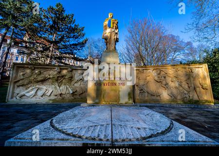 Usti nad Labem, Repubblica Ceca. 24 febbraio 2024. Una sciarpa nei colori della bandiera Ucraina su una statua del soldato dell'Armata Rossa nei Giardini comunali di Usti nad Labem, Repubblica Ceca, 24 febbraio 2024. Oggi ricorre il secondo anniversario dell'inizio dell'aggressione russa contro l'Ucraina. Crediti: Ondrej Hajek/CTK Photo/Alamy Live News Foto Stock