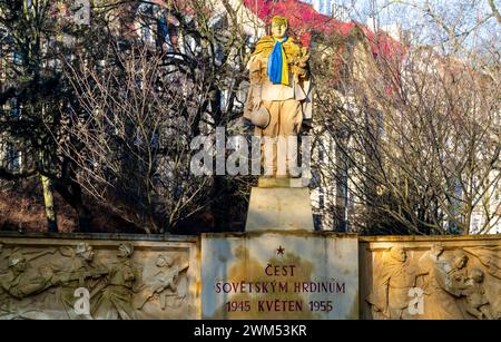 Usti nad Labem, Repubblica Ceca. 24 febbraio 2024. Una sciarpa nei colori della bandiera Ucraina su una statua del soldato dell'Armata Rossa nei Giardini comunali di Usti nad Labem, Repubblica Ceca, 24 febbraio 2024. Oggi ricorre il secondo anniversario dell'inizio dell'aggressione russa contro l'Ucraina. Crediti: Ondrej Hajek/CTK Photo/Alamy Live News Foto Stock