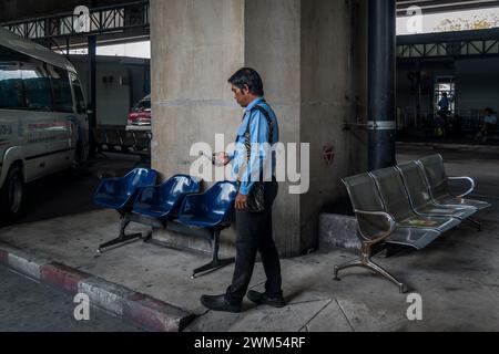 Bangkok, Thailandia. 22 febbraio 2024. Prima della partenza, al terminal degli autobus di Mo Chit, a Bangkok, sarà visto un autista di un autobus pubblico. I turisti che esplorano la Thailandia hanno una vasta gamma di opzioni di trasporto a loro disposizione, da autobus e treni a metropolitane, furgoni, traghetti e l'iconico Song Taews (piccoli camion con due file di panchine). Viaggiare in tutto il paese è comodo e accessibile sia per brevi che per lunghe distanze. Credito: SOPA Images Limited/Alamy Live News Foto Stock