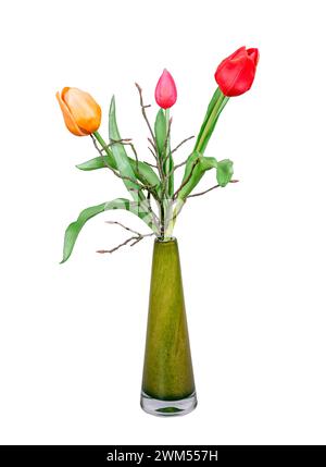Deco a molla con tulipani artificiali isolati su bianco in un vaso Foto Stock