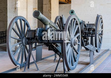 Uniformi, armature e armi nel museo dell'esercito di Parigi, museo militare nazionale in Francia Foto Stock