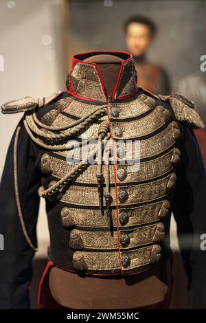 Uniformi, armature e armi nel museo dell'esercito di Parigi, museo militare nazionale in Francia Foto Stock