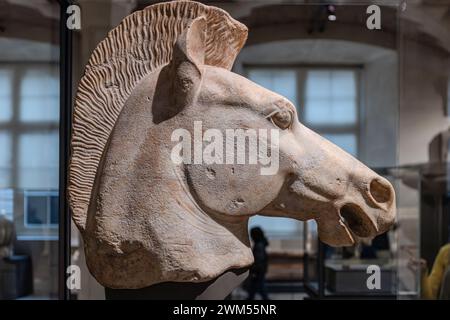 Varie antichità e opere d'arte delle collezioni del Museo del Louvre a Parigi, in Francia Foto Stock