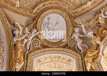 Varie antichità e opere d'arte delle collezioni del Museo del Louvre a Parigi, in Francia Foto Stock