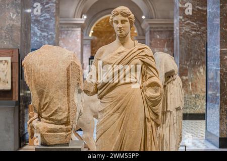 Varie antichità e opere d'arte delle collezioni del Museo del Louvre a Parigi, in Francia Foto Stock