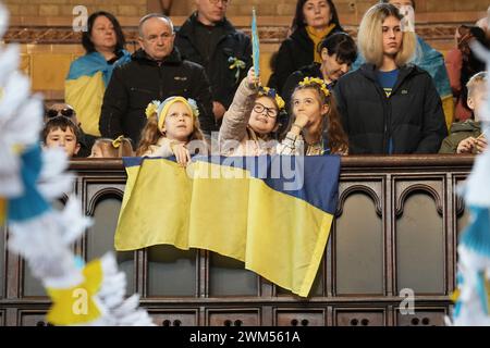 La gente partecipa a un servizio ecumenico di preghiera interreligiosa presso la cattedrale cattolica Ucraina di Londra, per celebrare i due anni dell'invasione russa dell'Ucraina. Data foto: Sabato 24 febbraio 2024. Foto Stock