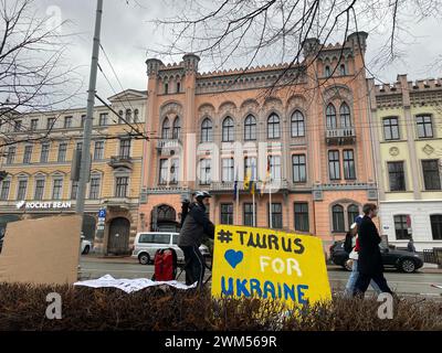 Riga, Lettonia. 24 febbraio 2024. Un cartello con la scritta "#Toro per l'Ucraina" si trova di fronte all'ambasciata tedesca in occasione del secondo anniversario dell'attacco russo all'Ucraina. Crediti: Alexander Welscher/dpa/Alamy Live News Foto Stock