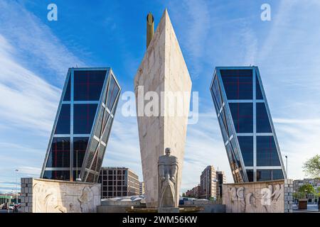 Puerta de Europa o torres KIO nel distretto finanziario di Madrid, Spagna. Foto Stock
