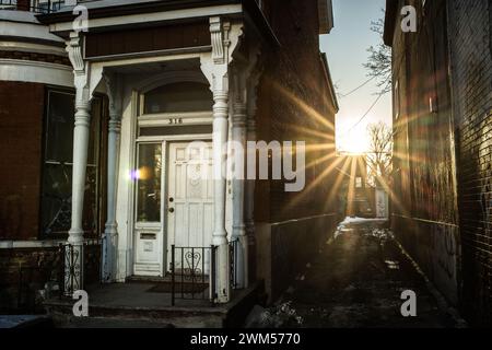 Toronto, Canada - una sponda laterale vuota a Toronto con il sole che esce Foto Stock