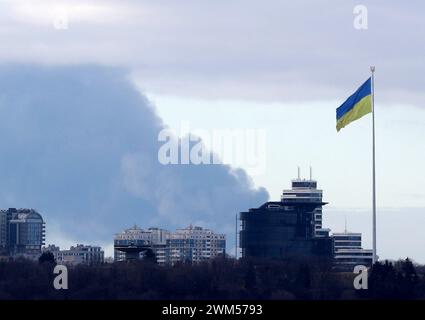 Mosca/Kiev. 24 febbraio 2024. Questa foto scattata il 27 febbraio 2022 mostra il fumo che sale nel cielo di Kiev, Ucraina. Crediti: Lu Jinbo/Xinhua/Alamy Live News Foto Stock