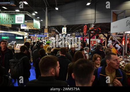 Parigi, Francia. 24 febbraio 2024. I visitatori partecipano alla Fiera Internazionale dell'Agricoltura di Parigi il 24 febbraio 2024. Foto di Firas Abdullah/ABACAPRESS.COM credito: Abaca Press/Alamy Live News Foto Stock