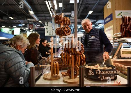 Parigi, Francia. 24 febbraio 2024. I visitatori partecipano alla Fiera Internazionale dell'Agricoltura di Parigi il 24 febbraio 2024. Foto di Firas Abdullah/ABACAPRESS.COM credito: Abaca Press/Alamy Live News Foto Stock