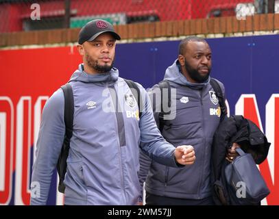 Il manager del Burnley Vincent Kompany (a sinistra) arriva in vista della partita di Premier League a Selhurst Park, Londra. Data foto: Sabato 24 febbraio 2024. Foto Stock