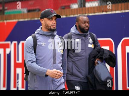 Il manager del Burnley Vincent Kompany (a sinistra) arriva in vista della partita di Premier League a Selhurst Park, Londra. Data foto: Sabato 24 febbraio 2024. Foto Stock