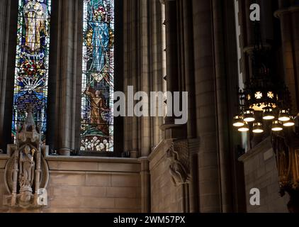 Vetrate colorate con dettagli architettonici degli edifici e degli interni dell'Università di Glasgow in Scozia Foto Stock
