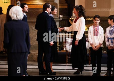 Stoccolma, Svezia. 24 febbraio 2024. STOCCOLMA, SVEZIA 20240224Principessa ereditaria Vittoria, il Principe Daniele e il Principe Carlo Filippo partecipano a una preghiera di pace nella Chiesa del Palazzo reale sabato, in occasione del secondo anniversario dell'invasione russa dell'Ucraina. Foto: Caisa Rasmussen/TT/codice 12150 credito: TT News Agency/Alamy Live News Foto Stock