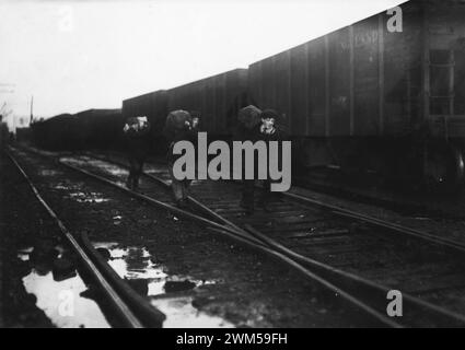 Young Boys che rubano carbone dal deposito di carbone ferroviario. Boston, Massachusetts. Foto di Lewis W. Hine. Foto Stock