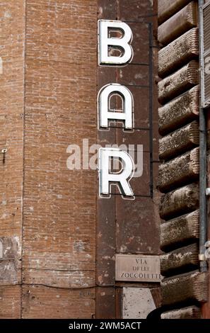 L'affascinante insegna retrò del bar illumina lo storico vicolo di via delle Zoccolette a Roma Foto Stock