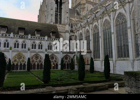 Vista dei giardini albane della cattedrale di Rouen Foto Stock