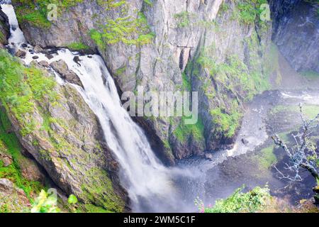 Cascata Voringsfossen in cima alla valle Mabodalen nel comune di Eidfjord, Norvegia Foto Stock